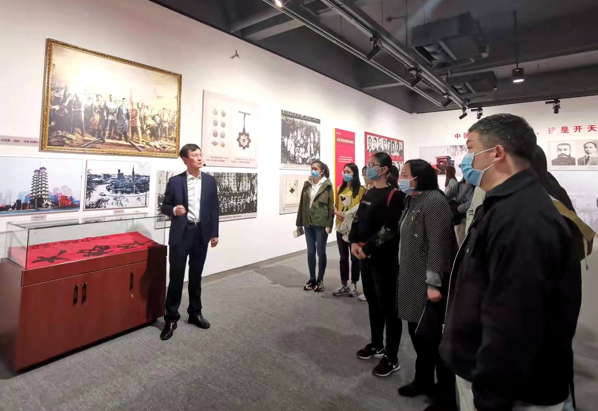 秉原投資公司組織參觀“旗幟飄揚-黨旗國旗軍旗誕生珍貴史料展”2021.10.18.jpg 秉原投資公司組織參觀“旗幟飄揚-黨旗國旗軍旗誕生珍貴史料展”2021.10.18.jpg